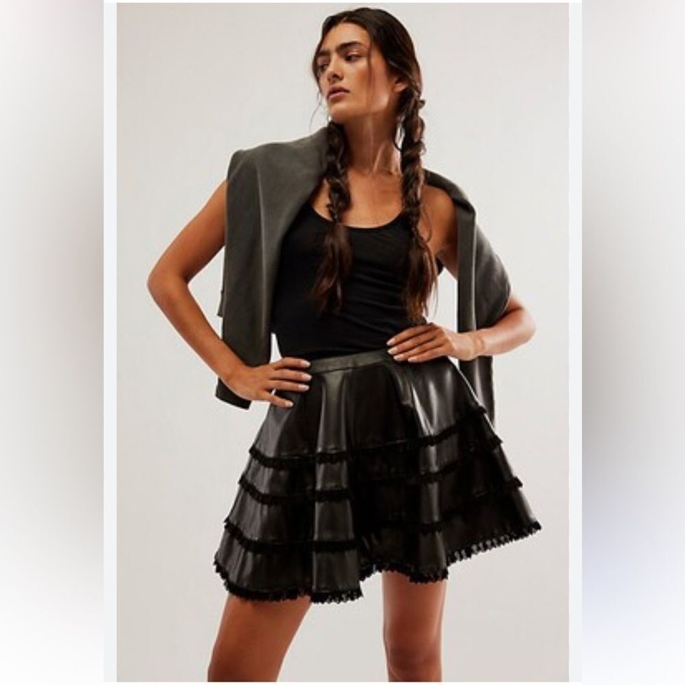 Understated Leather
Roxanne Mini Skirt size medium